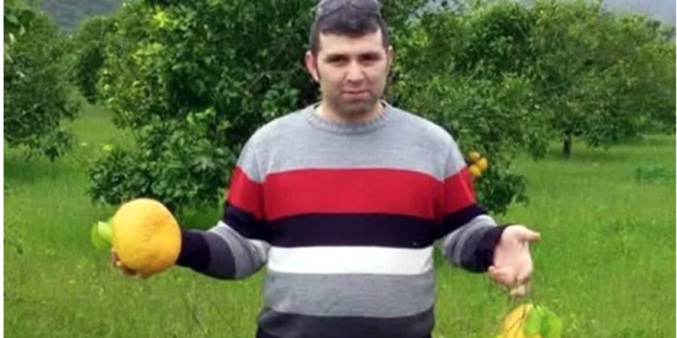 Çocuğunu yolun karşısına geçirmek isterken çarpan araba babanın sonu oldu