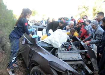 Torba Gölköy yolunda otomobil ile hafriyat kamyonu kafa kafaya çarpıştı, sürücü hurda otomobilden böyle çıkarıldı