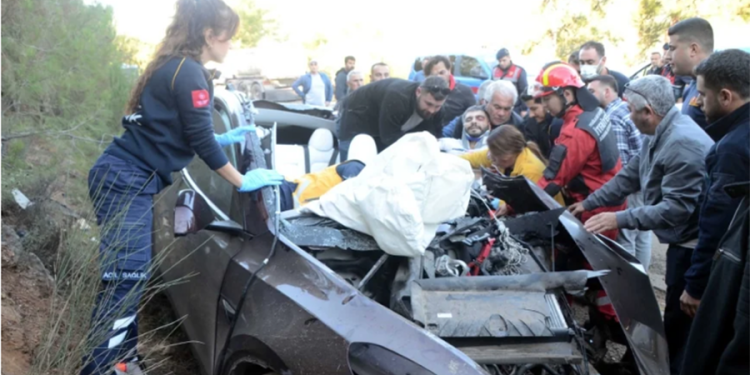 Torba Gölköy yolunda otomobil ile hafriyat kamyonu kafa kafaya çarpıştı, sürücü hurda otomobilden böyle çıkarıldı