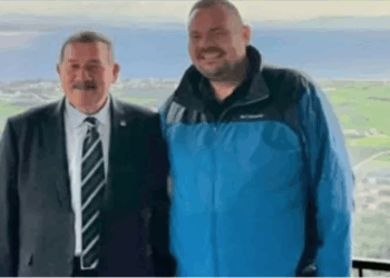 MİLAS’TAKİ ŞEHİT CENAZESİNDEN SONRA BABA OĞUL GÜLEREK POZ VERMİŞLERDİ, BERKAY TOPUZ’DAN AÇIKLAMA GELDİ “ÖZÜR DİLERİM”