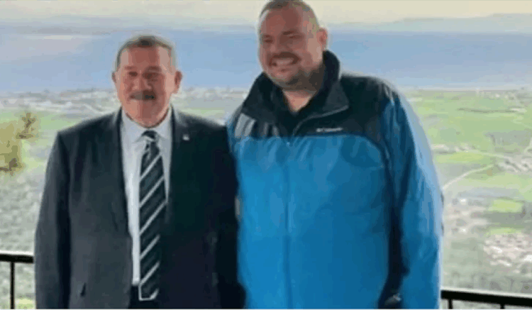 MİLAS’TAKİ ŞEHİT CENAZESİNDEN SONRA BABA OĞUL GÜLEREK POZ VERMİŞLERDİ, BERKAY TOPUZ’DAN AÇIKLAMA GELDİ “ÖZÜR DİLERİM”