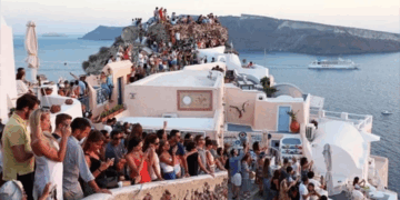 Komşuda turist sayısı patladı , gelir azaldı