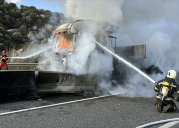 Karayolunda bariyerlere çarpan TIR yandı