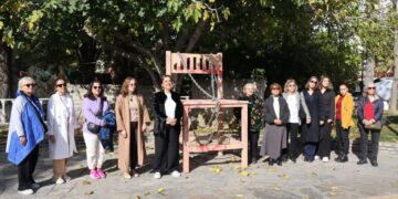 Muğla’da zincirli boş sandalyelerle kadına şiddete dikkat çekildi