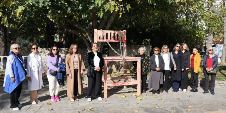 Muğla’da zincirli boş sandalyelerle kadına şiddete dikkat çekildi
