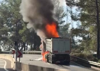 Sakar Geçidi’nde Kamyon Alevlere Teslim Oldu