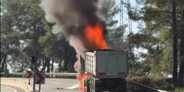 Sakar Geçidi’nde Kamyon Alevlere Teslim Oldu