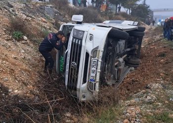 MUĞLA’DA YOLCU MİNİBÜSÜ ŞARAMPOLE DEVRİLDİ: 13 YARALI