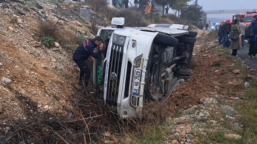 MUĞLA’DA YOLCU MİNİBÜSÜ ŞARAMPOLE DEVRİLDİ: 13 YARALI