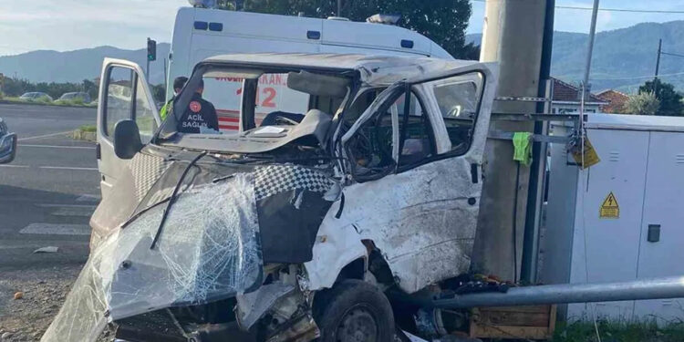 Muğla’da otobüs ile minibüs çarpıştı: 2 yaralı