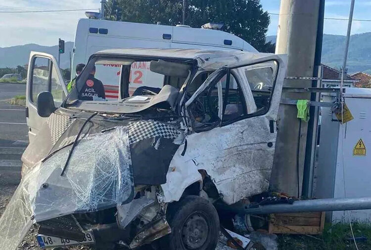Muğla’da otobüs ile minibüs çarpıştı: 2 yaralı