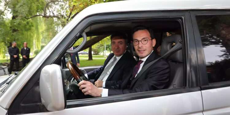 Efsane vali Yazıcıoğlu’nun oğlu 45 yıl sonra babasının makam aracını bulup satın aldı