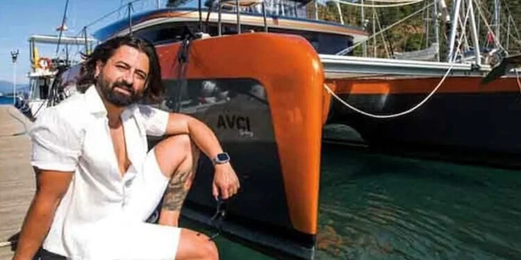 Muğla’ya Yerleşen Koray Avcı Pazarda Karpuz Satıyor