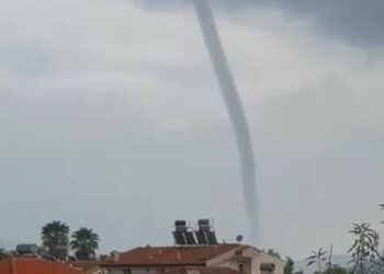 Marmaris’te hortum ve fırtına etkili oldu! Tekneler battı!