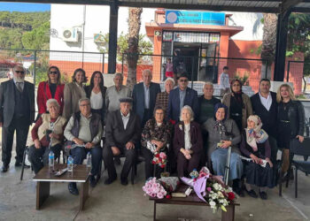 62 yıl sonra ilk öğretmenleri ile buluşup gününü kutladılar