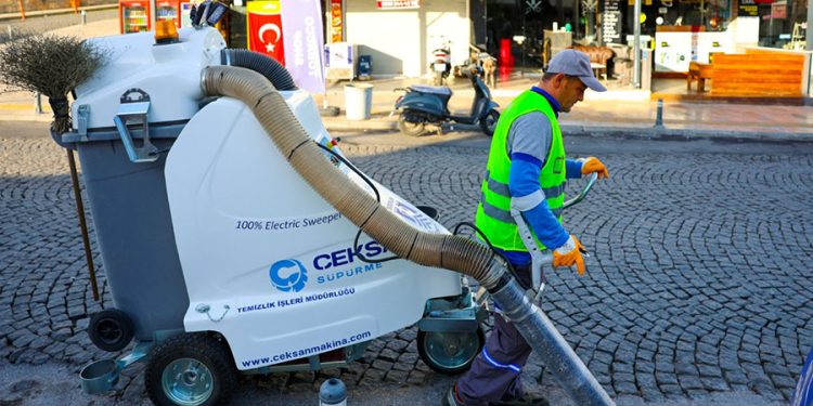 Yeni Nesil Elektrikli Yol Süpürme Araçları Bodrum Sokaklarında