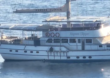 Bodrum’da Mavi yolculuk yatı karaya oturdu. Kurtarma çalışmaları başladı