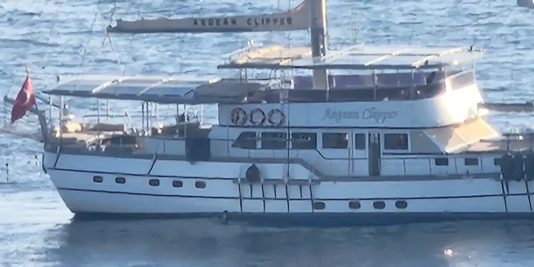 Bodrum’da Mavi yolculuk yatı karaya oturdu. Kurtarma çalışmaları başladı