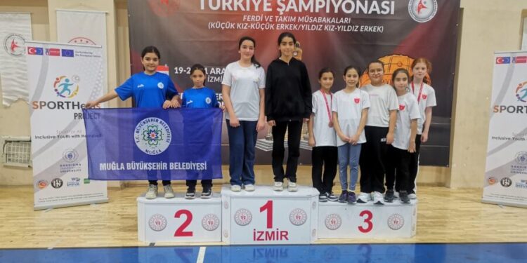 Büyükşehir Sporcularından Hemsball’da 4 Gümüş Madalya