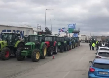 Yunan çiftçiler Türkiye Yunanistan sınırını traktörlerle kapattı