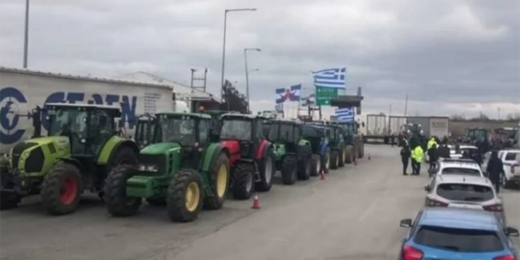 Yunan çiftçiler Türkiye Yunanistan sınırını traktörlerle kapattı
