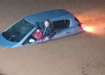 Susuzluk çeken Yunanistan Sular altında kaldı, mahsur kalanlar var