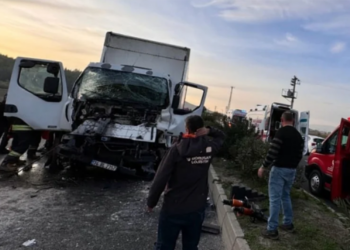 Bodrum Milas karayolunda kaza iki kişi araçta sıkıştı