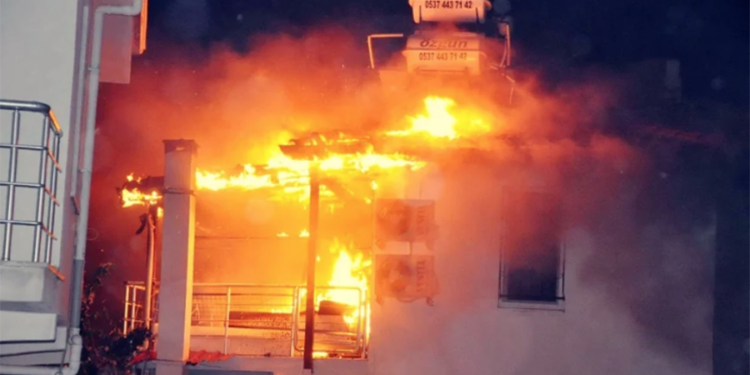 Evde Çıkan Yangın Korku Dolu Anlar Yaşattı