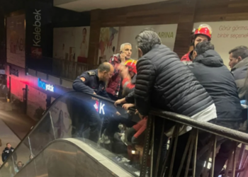 AVM’de doğum günü kutlaması kabusa döndü, çocuğun kolu yürüyen merdivene sıkıştı