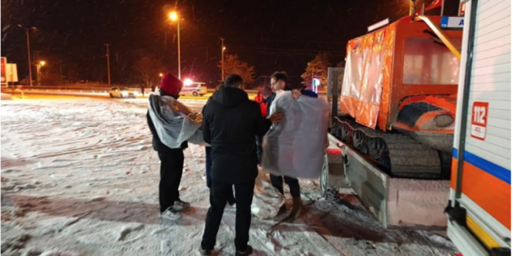 YOLLARA ÇIKACAKLAR DİKKAT , KAR YOLLARI KAPATIYOR …