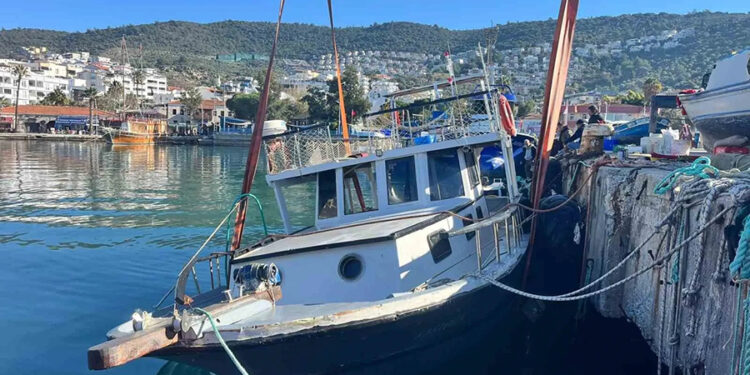 Kuvvetli rüzgar Güllük’te tekneyi batırdı
