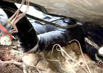 Muğla’da Kamyon Devrildi, Şoför Altında Kaldı