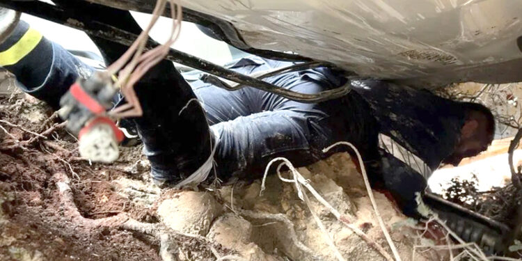 Muğla’da Kamyon Devrildi, Şoför Altında Kaldı