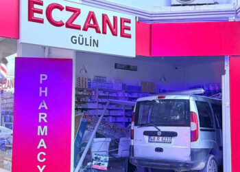 Fren yerine gaza basınca iş yerine daldı