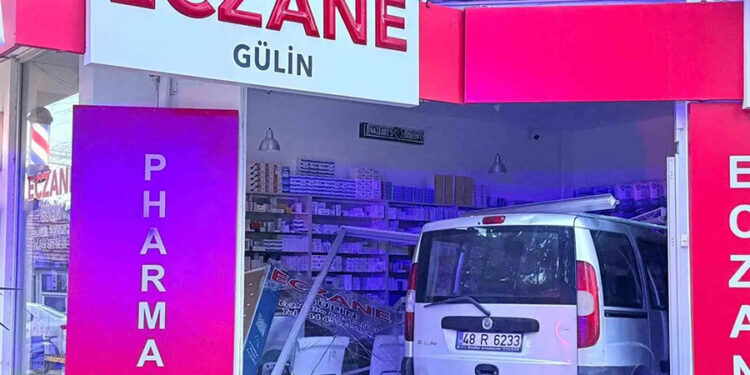 Fren yerine gaza basınca iş yerine daldı