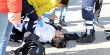 Torba’da motosikletten 30 metre ileriye fırlayan genci kaskı kurtardı