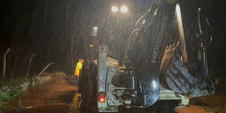 Marmaris’te sağanak yağış etkili oldu, yollar dereye döndü