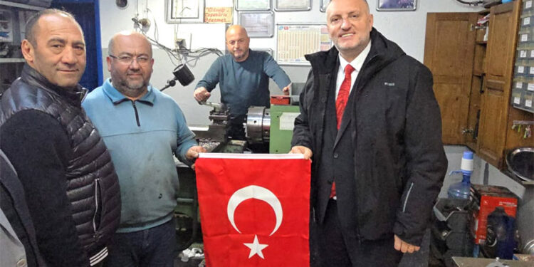 Esnafa Türk Bayrağı hediye etti