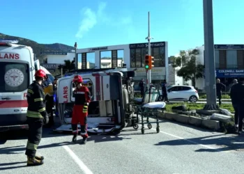 Bodrum’da ambulans kaza yaptı devrildi, hastayı itfaiye ekipleri güçlükle çıkardı
