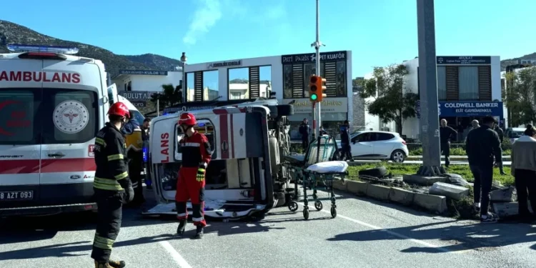 Bodrum’da ambulans kaza yaptı devrildi, hastayı itfaiye ekipleri güçlükle çıkardı