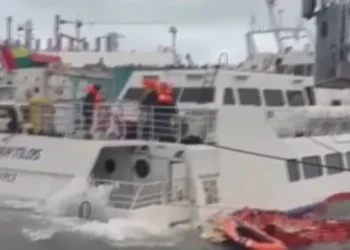 Bodrum’da yolcu taşıyan feribot battı