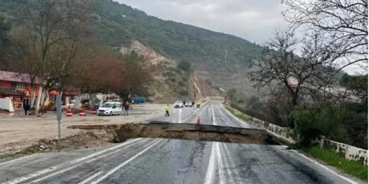 Karayolu selde böyle çöktü, büyük panik yaşandı