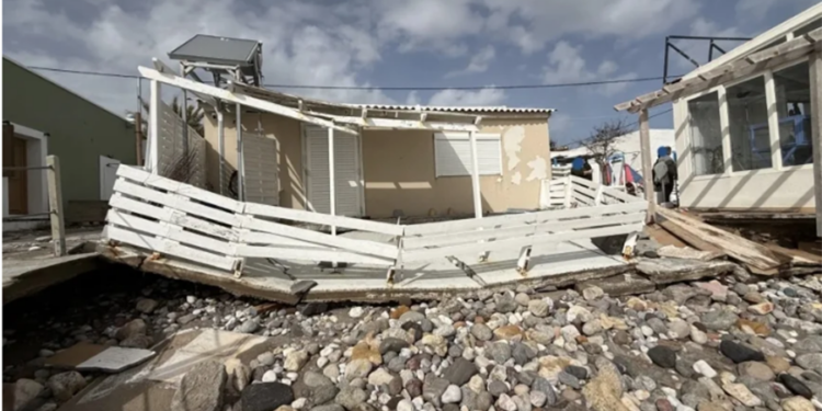 Fırtına İstanköy adasını harabeye çevirdi