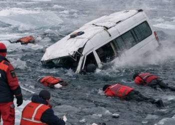Turistleri taşıyan araç buz kırılması sonucu göle düştü: 8 kişi öldü