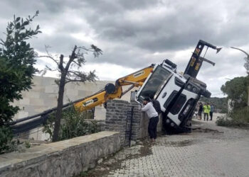 Bitez’de Korkutan Vinç Kazası
