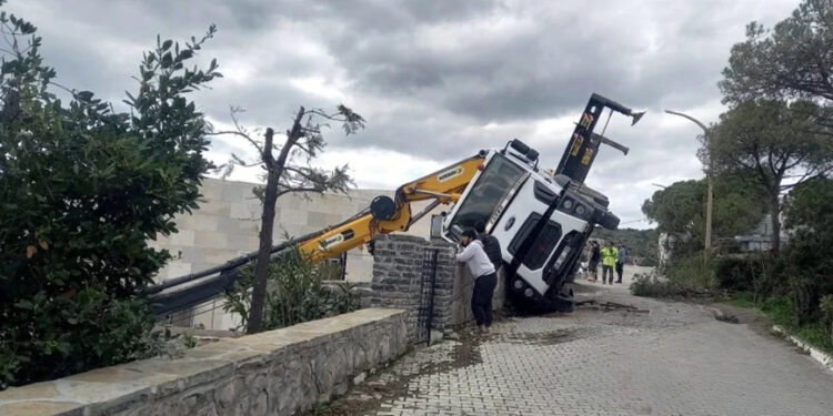 Bitez’de Korkutan Vinç Kazası