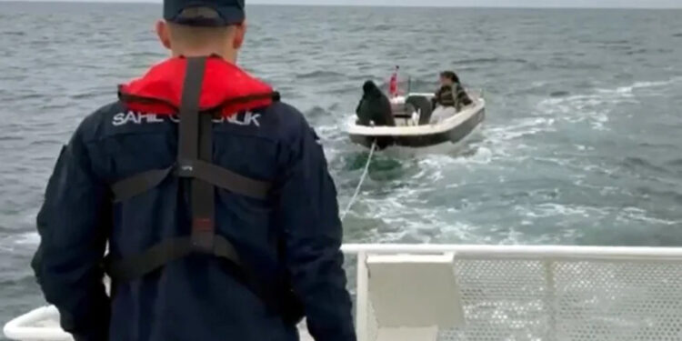 Balık avlarken açık denize sürüklenen iki kişiyi sahil güvenlik kurtardı