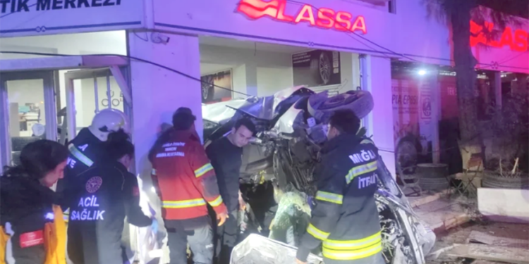 Bodrum’da otomobil mağazaya girdi üç yaralı