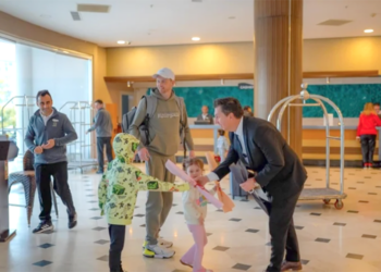 Sezonun ilk turistleri Marmaris’te çiçeklerle karşılandı