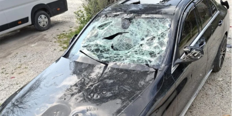 Bodrum’da bir kadın lüks otomobili kürekle hurdaya çevirdi